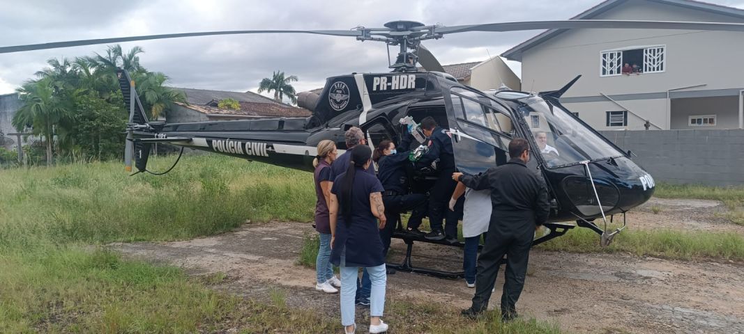 Bebê de 9 meses é socorrido de helicóptero após capotamento de veículo em Morro Grande