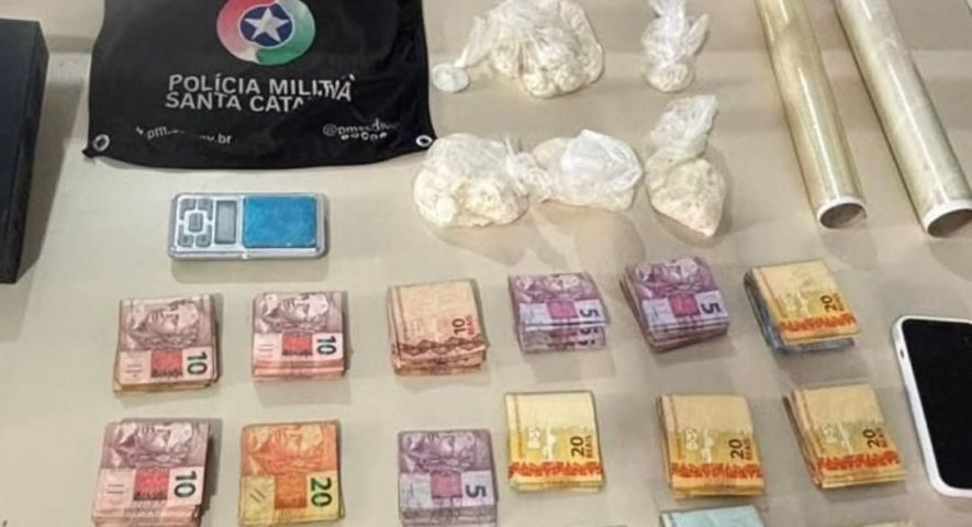 PM desarticula esquema de tráfico e apreende crack no bairro Campestre, em Tubarão