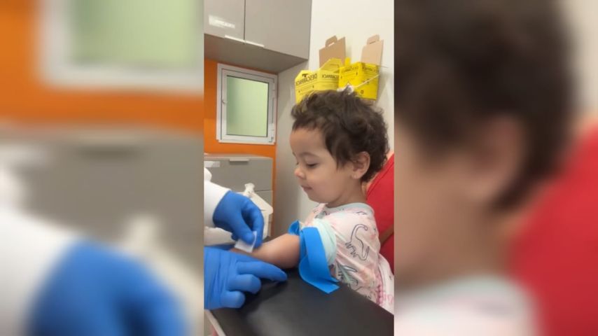 Criança viraliza nas redes sociais com sua reação à agulha: “não tem medo e presta atenção no procedimento”