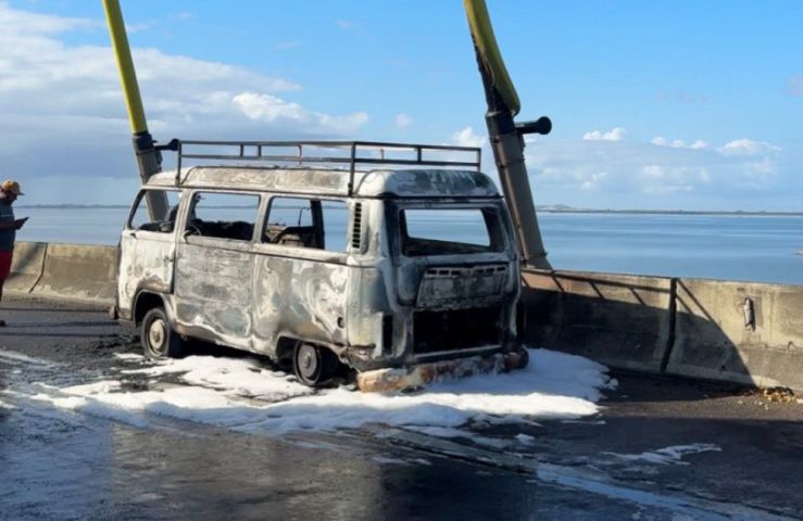 Kombi é destruída por incêndio na Ponte Anita Garibaldi e chamas atingem estrutura