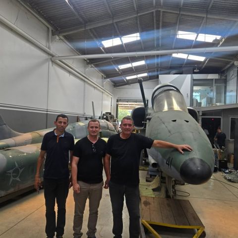 Pedras Grandes busca caça AMX para instalar no Parque Casa dos Arcos