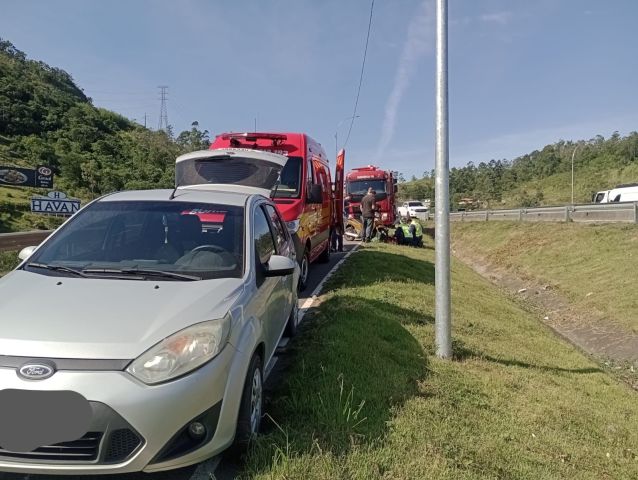 Mulher fica ferida após acidente na BR-101, em Tubarão