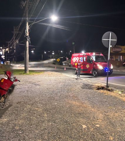 Colisão entre duas motos deixa mulher ferida na SC-443, em Sangão