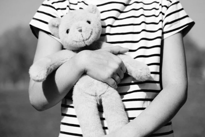 Padrasto é preso por abusar de enteada em Grão-Pará; mãe também foi detida por omissão