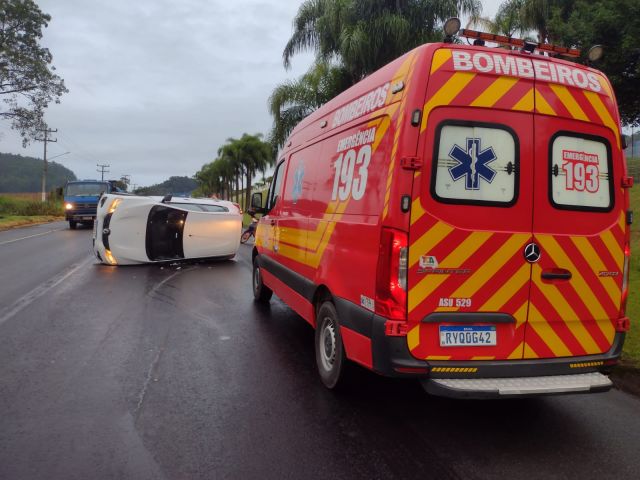 Carro capota após colidir com porco que caiu de caminhão na SC-108, em São Ludgero