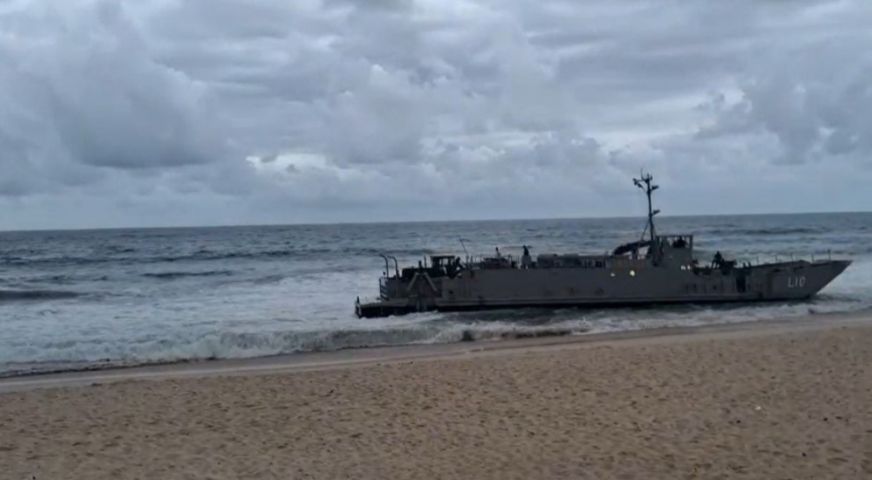 (Vídeo) Navio da Marinha surpreende banhistas ao parar a poucos metros da areia na Praia da Macumba, no RJ