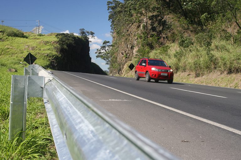 DNIT instala defensas metálicas no Morro do Formigão, em Tubarão
