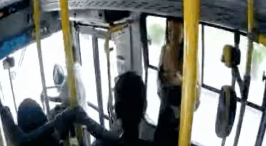 (VÍDEO) Jovem morre após cair de ônibus em movimento no litoral de SP; vídeo mostra momento do acidente