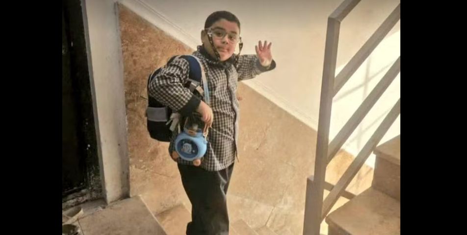 Foto de menino acenando para a mãe antes de morrer em ataque a escola no Irã viraliza