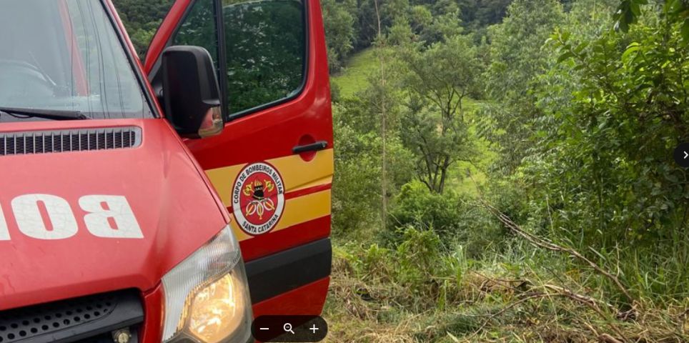 Motociclista de 60 anos fica ferido após sair da pista e cair em barranco em Braço do Norte