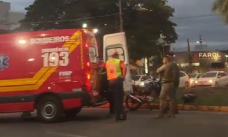 Motociclista fica ferido após colisão com carro na Avenida Marcolino Martins Cabral, em Tubarão