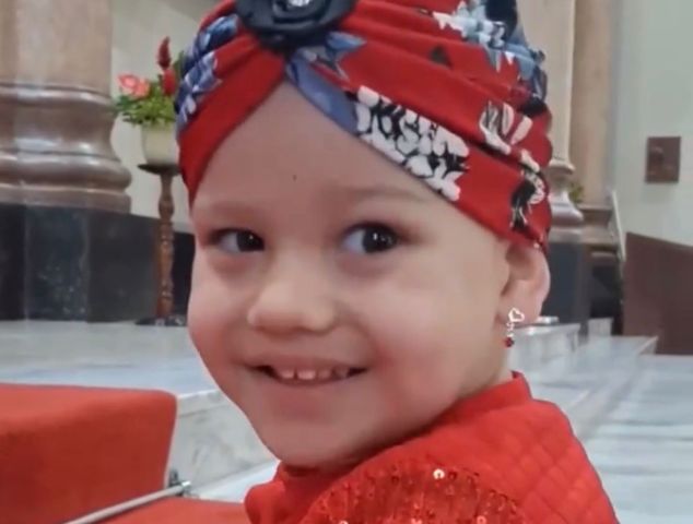 Vídeo de menina de 3 anos pedindo cura a Jesus em igreja de SC emociona o Brasil