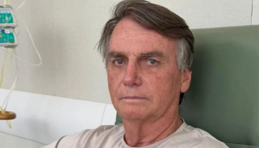 Bolsonaro é internado às pressas após vômitos e calafrios; Flávio pede orações
