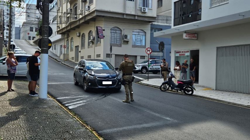 Carro e moto colidem em cruzamento movimentado do Centro de Tubarão na manhã desta sexta-feira, 13