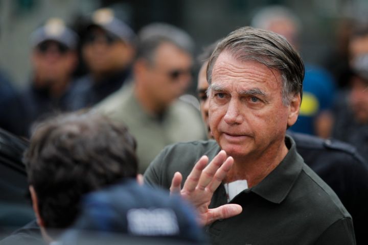 Atualização: Bolsonaro está na UTI com broncopneumonia bacteriana 