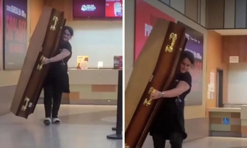 Mulher leva caixão para cinema de um shopping em Santo André