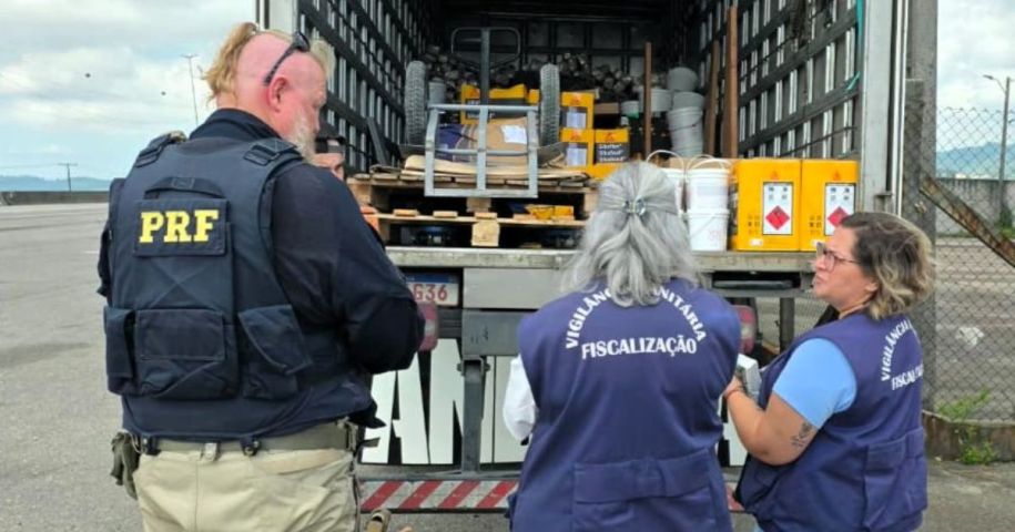 Carga irregular com alimentos e produtos químicos juntos é interceptada em Tubarão