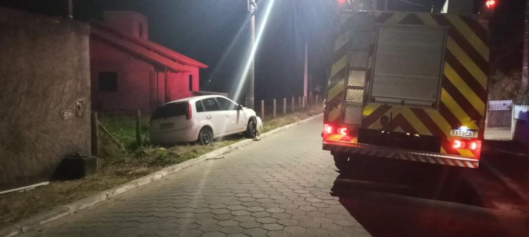Carro colide contra poste no bairro Riachinho, em Jaguaruna