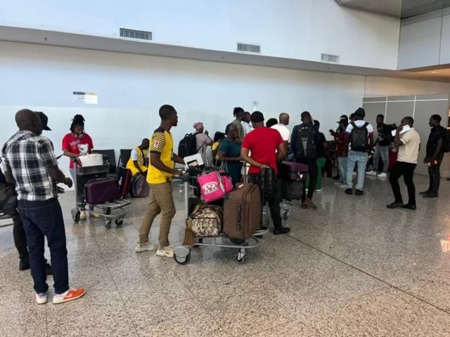 PF investiga suspeita de contrabando de 118 haitianos que chegaram em Viracopos