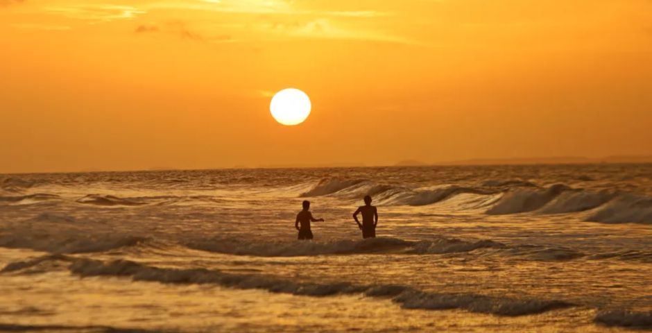 Última semana do verão começa com sol, calor, e chance de temporais isolados em SC