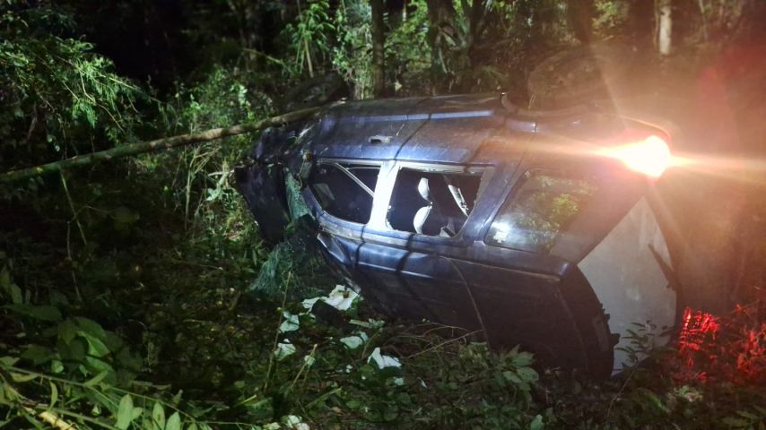 Carro capota e cai em ribanceira de cerca de 15 metros após bater em poste na SC-108, em Braço do Norte