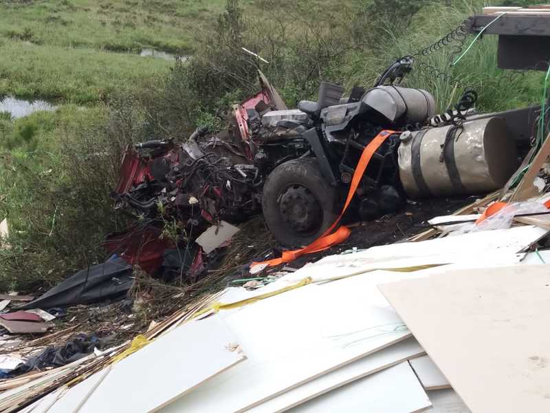 Em SC: grave acidente entre duas carretas resulta em uma morte e um ferido