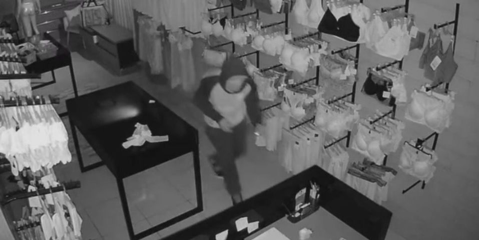 (VÍDEO) Ladrão de cuecas: homem invade loja de moda íntima e furta peças em Tubarão