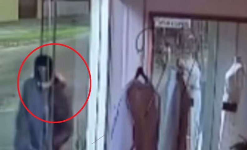 (Vídeo) Homem tenta invadir loja pela segunda vez em curto período em Tubarão; assista