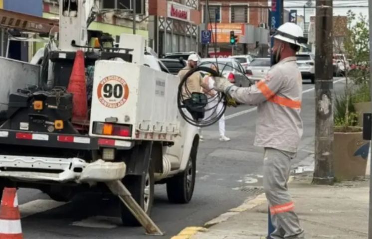 Celesc aperta cerco contra fiação irregular e promete cortar ligações clandestinas em SC