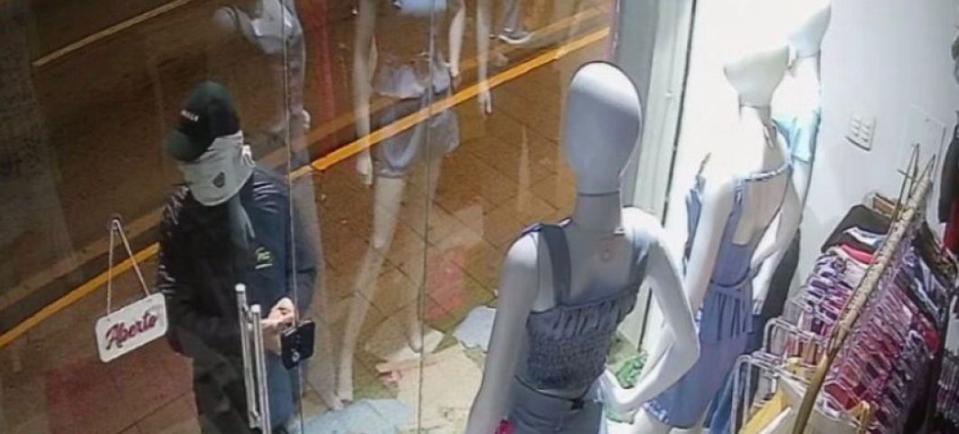 Homem invade loja de roupas e leva dinheiro do caixa no Centro de Tubarão