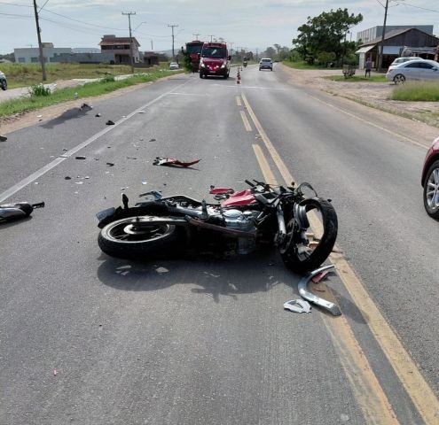 Colisão entre carro e moto deixa homem gravemente ferido em Jaguaruna