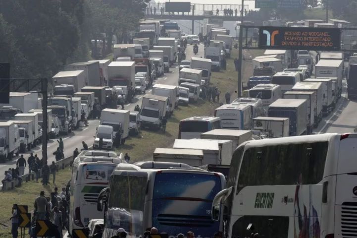 Diante da alta do Diesel, caminhoneiros articulam greve nacional