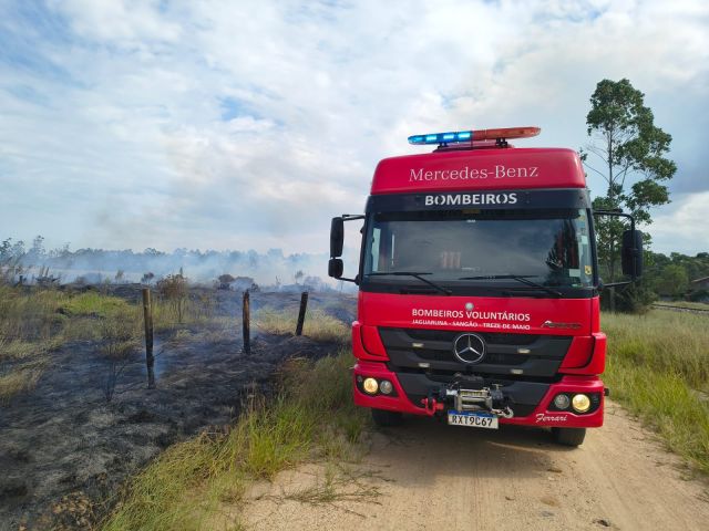 Bombeiros Voluntários utilizam 2 mil litros de água para controlar incêndio em Jaguaruna