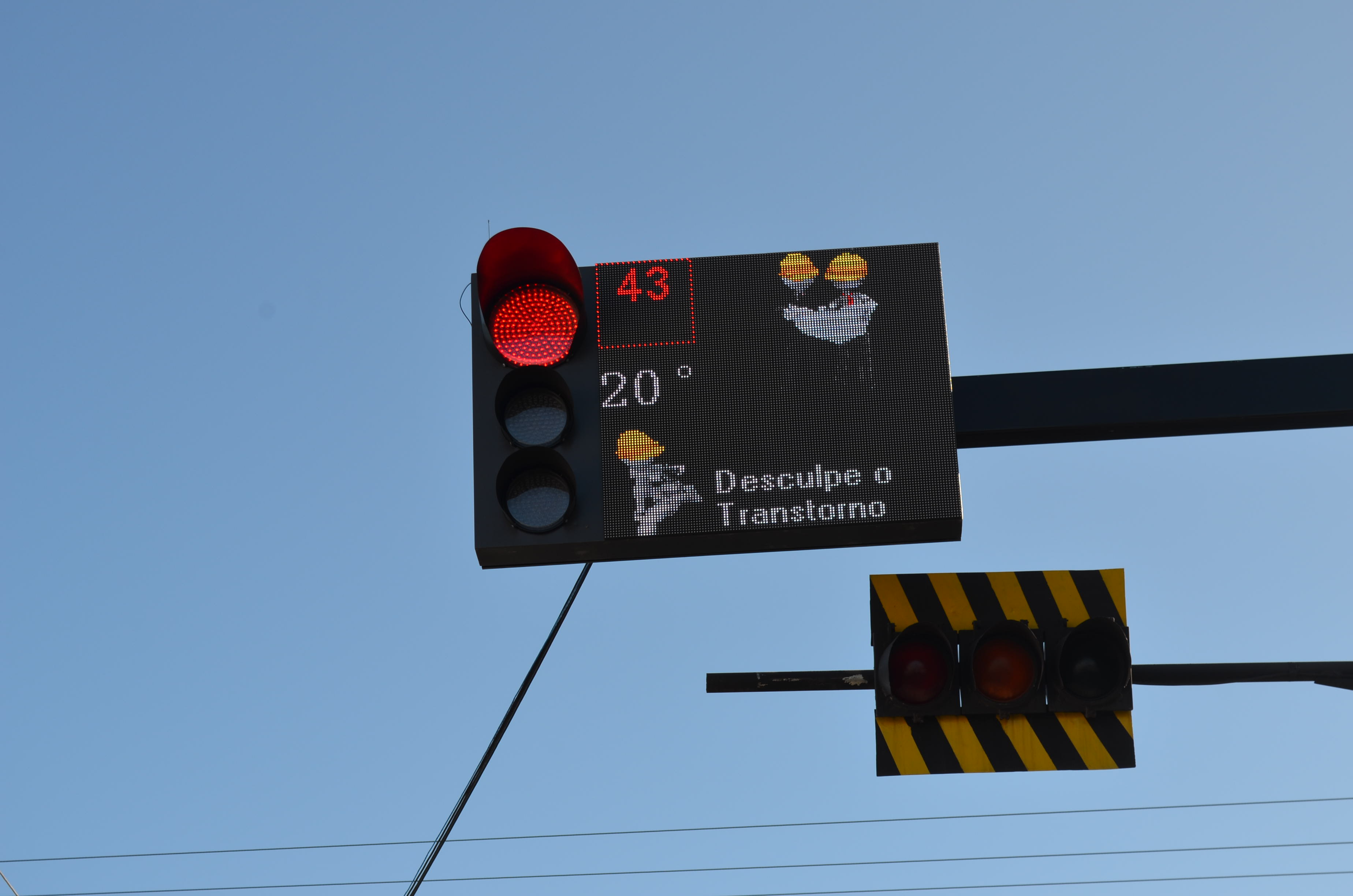 Painel do semáforo de cruzamento na avenida Altamiro Guimarães, em Tubarão, receberá reparo