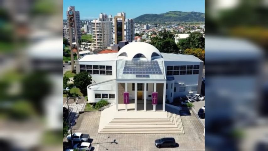 Imagens de drone mostram a beleza da Catedral de Tubarão sob diversos ângulos