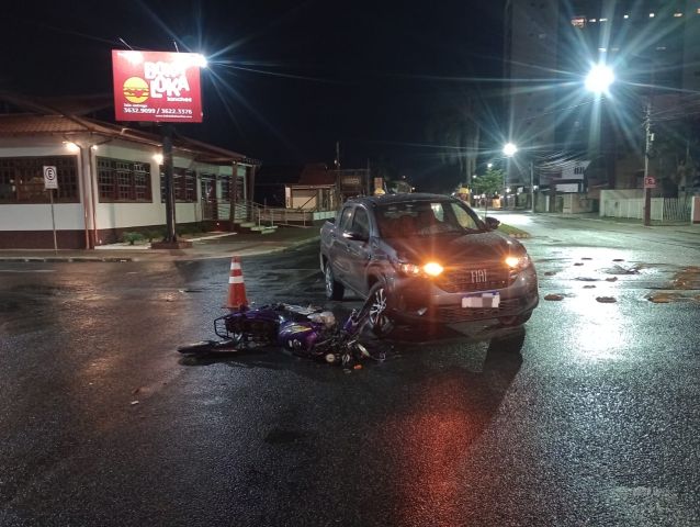 Motociclista é encaminhado ao hospital após acidente com carro em Tubarão