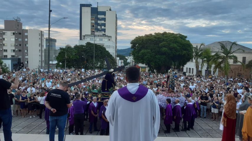 Procissão de Passos reúne multidão de fiéis em Tubarão