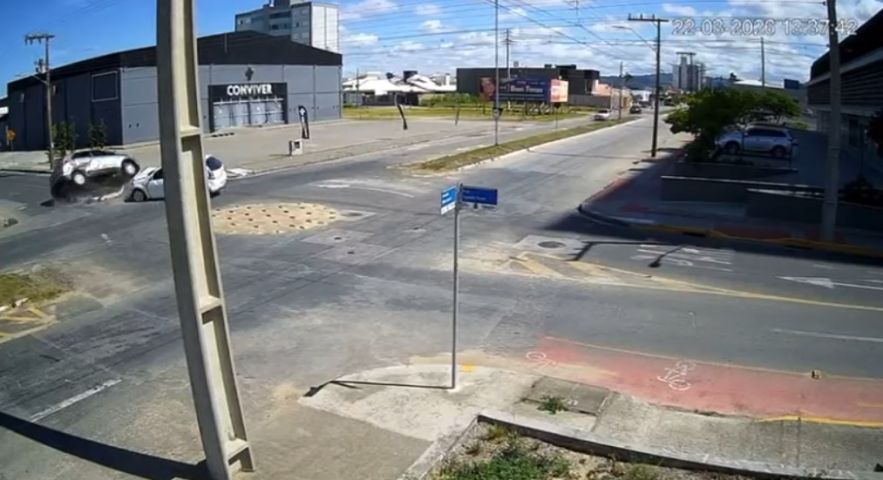 Atualização: Colisão entre dois veículos na Avenida Pedro Zapelini teve apenas danos materiais, segundo Corpo de Bombeiros