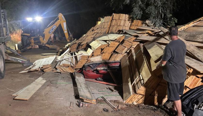 Caminhão tomba sobre carro e mata casal na SC-435; equipes de Armazém e Tubarão atuaram na ocorrência