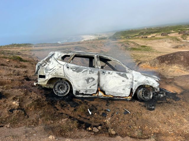(Fotos) Corpo carbonizado é encontrado após incêndio em veículo na Pedra do Frade, em Laguna