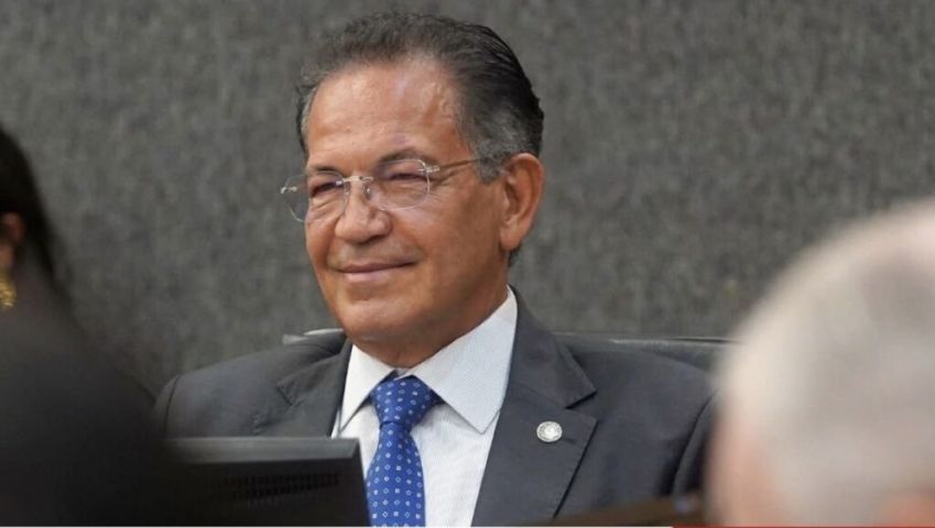 Ministro do STJ dá mata-leão em passageiro que tentou abrir porta de avião durante voo