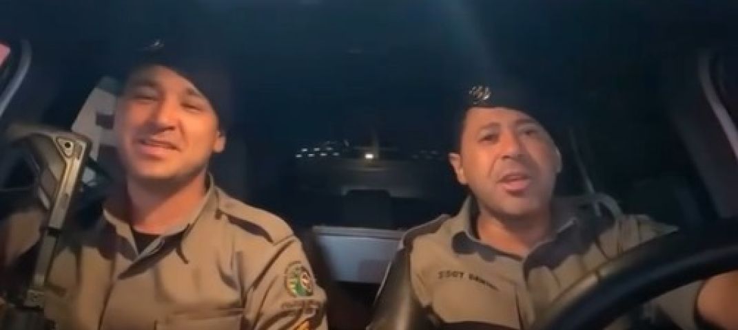 VÍDEO: Em momento descontraído, policiais militares cantam modão sertanejo em Goiás