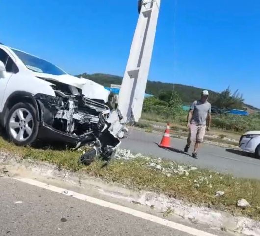 Carro colide contra poste na Av. João Marronzinho em Laguna