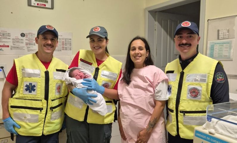 Mulher de 28 anos dá à luz dentro de carro em frente a quartel de Içara