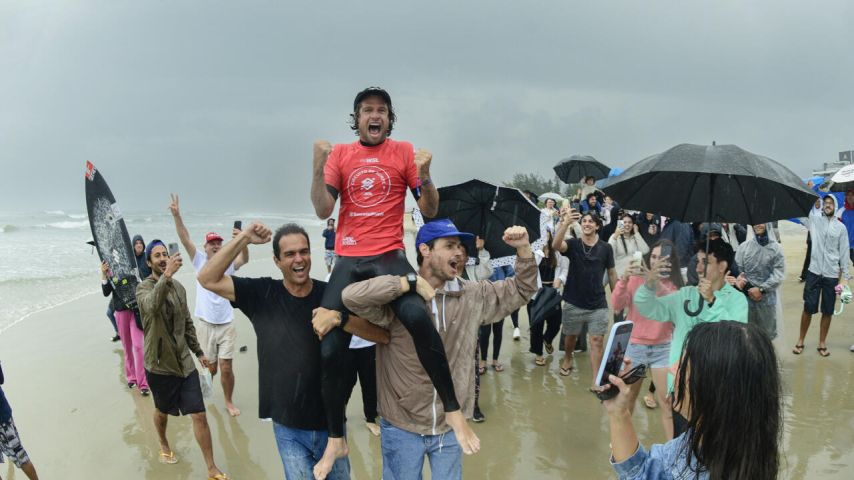 Segundo dia do Circuito Banco do Brasil de Surfe movimenta a Praia da Vila, em Imbituba