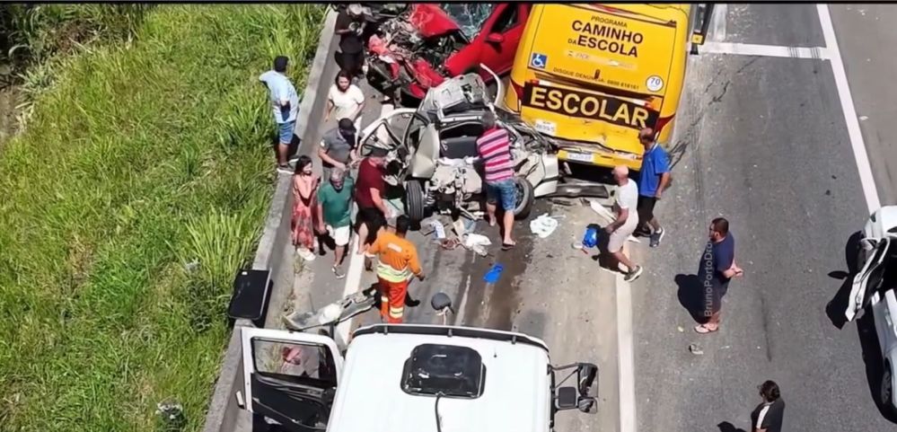 (VÍDEO) Criança está entre feridos em engavetamento com quatro veículos na BR-101, em Garopaba