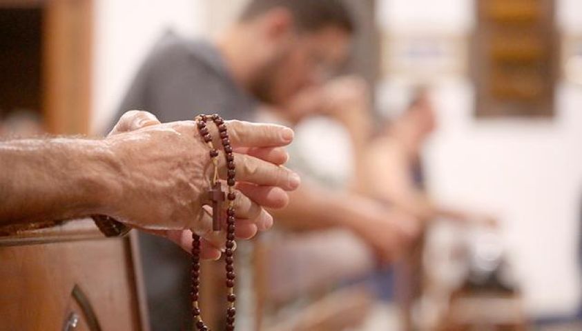 Terço dos Homens na Praça convida fiéis para momento de oração em Tubarão