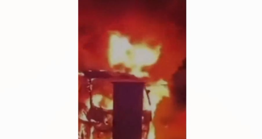 (Vídeo) Incêndio destrói ônibus na madrugada em Imbituba