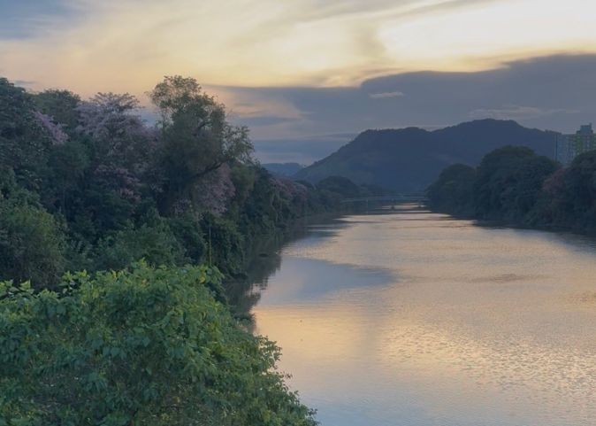 (Vídeo) Final de tarde de domingo (29) chama atenção pela beleza no Rio Tubarão