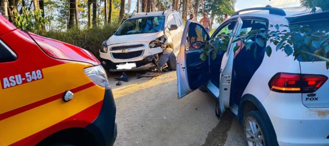 Colisão frontal entre veículos deixa três vítimas e mobiliza bombeiros, SAMU e PM em Gravatal